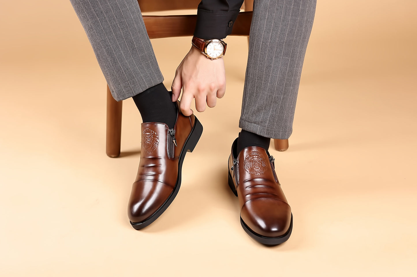Lion Head Zipper Pointed Toe Casual Leather Shoes
