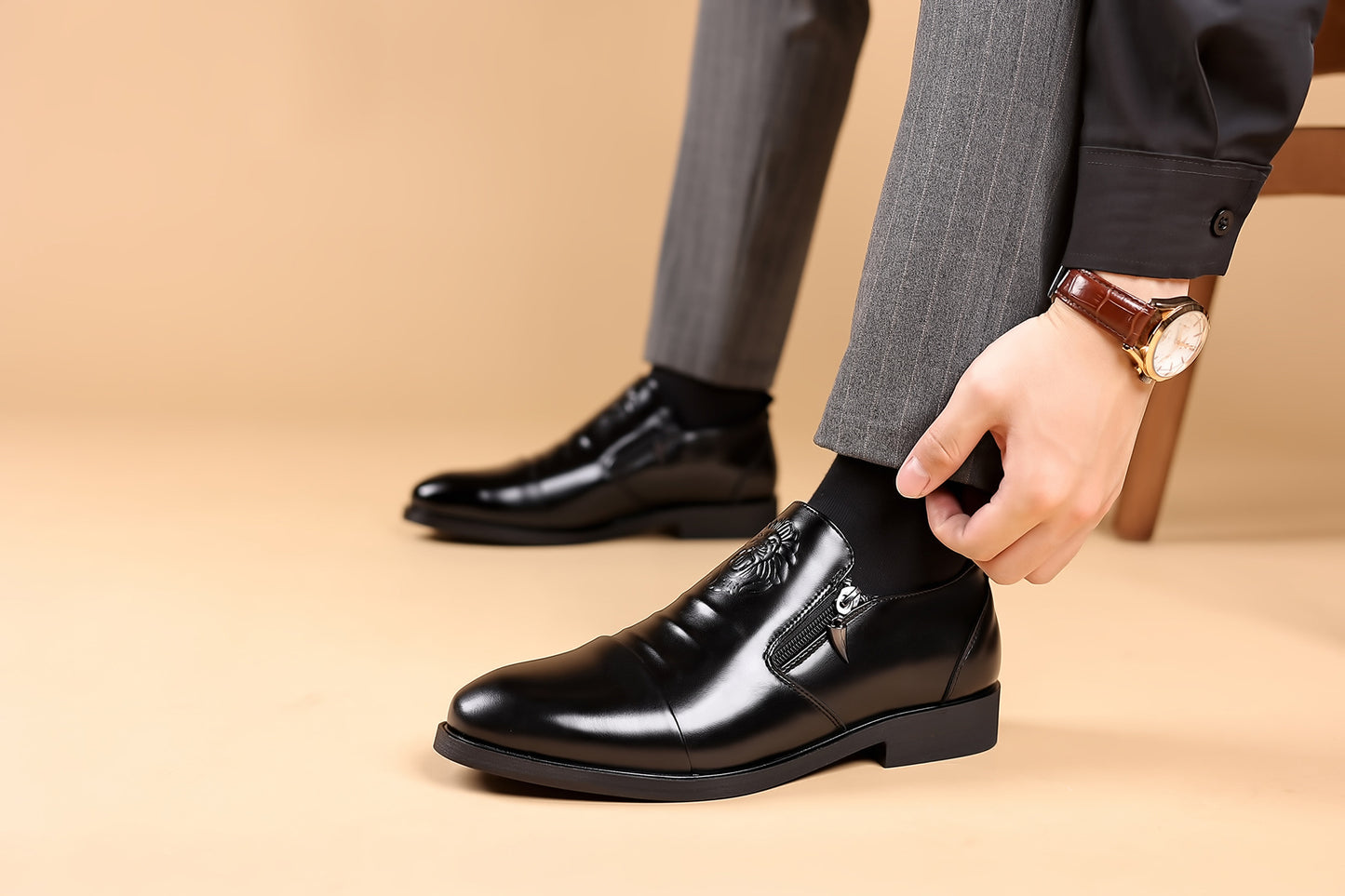 Lion Head Zipper Pointed Toe Casual Leather Shoes