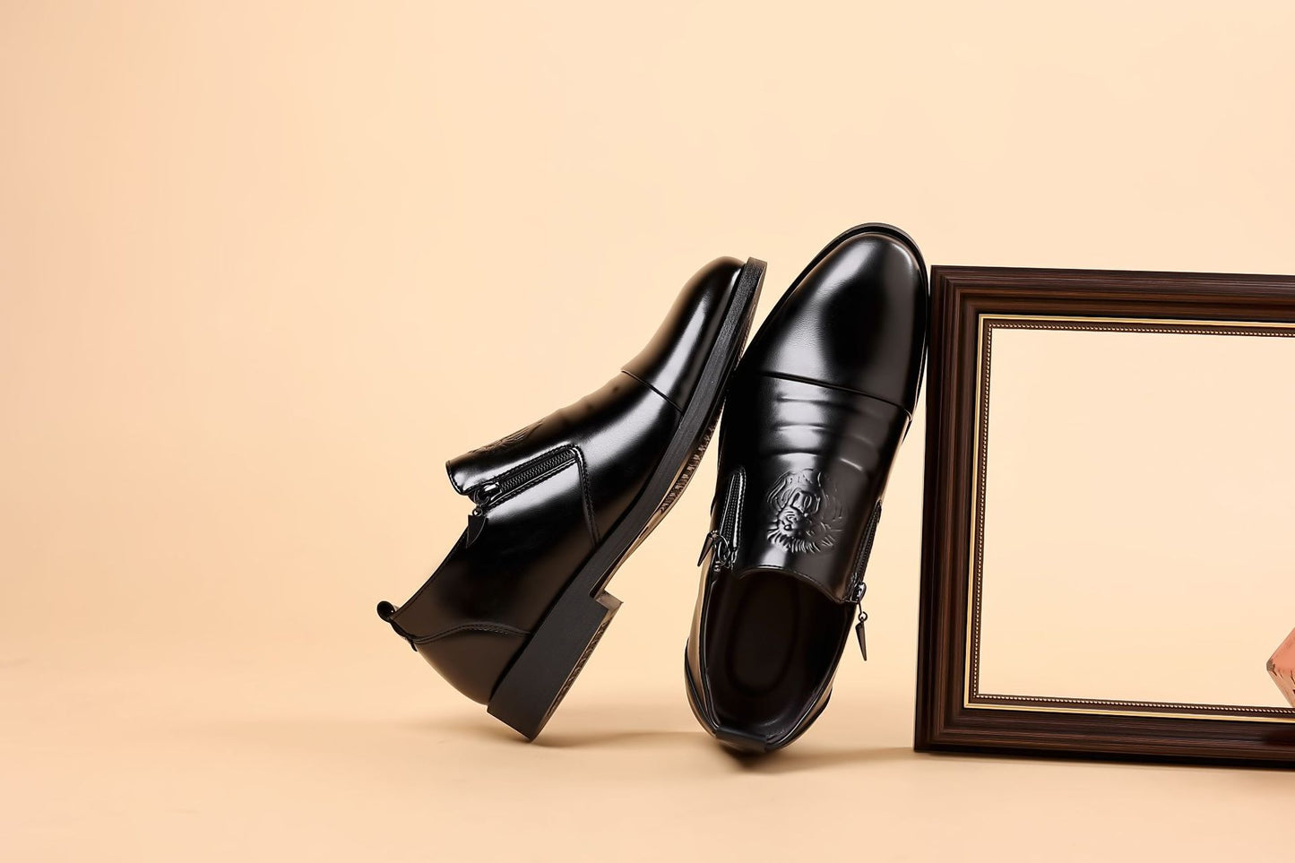 Lion Head Zipper Pointed Toe Casual Leather Shoes